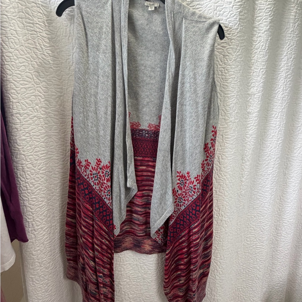 Sleeveless Drape Cardigan with Red Floral Border